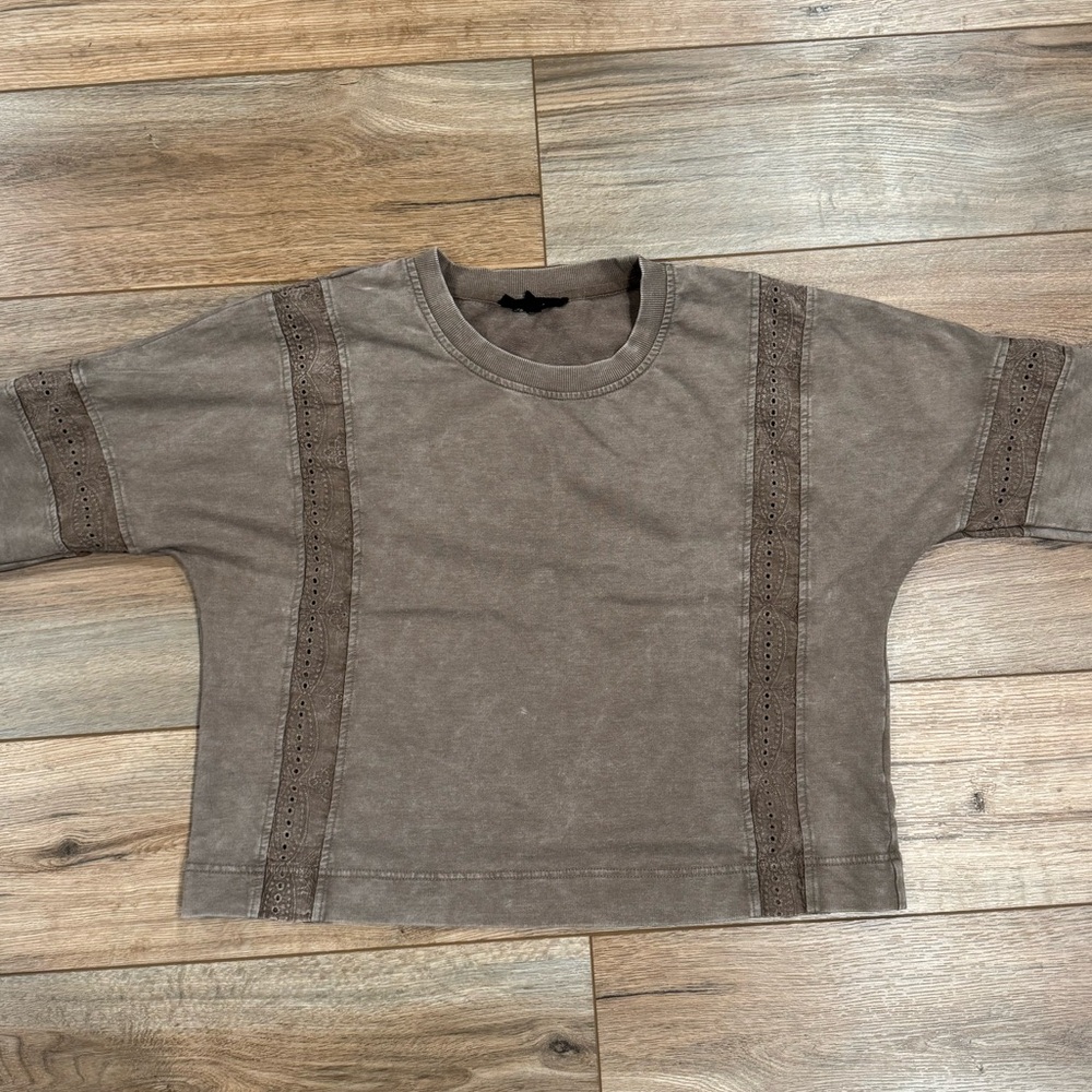 JANE + DELANCEY Tan Cropped Crewneck Sweatshirt W/ Embroidery | Size Medium